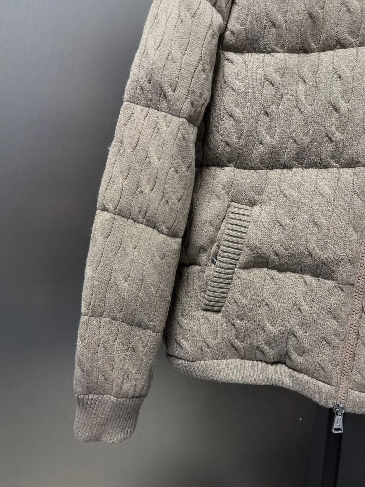 P980 Women's model The warmth of winter is within reach. 🧵 Combining classic cable knitting with warm down, Polo Ralph Lauren’s texture choice. ·: Warm winter colors, the answer to classic and style. ❄️ · Needless to say, the texture speaks for itself. Polo Ralph Lauren cable down jacket defines winter style. Color Black Khaki Size s m L xL